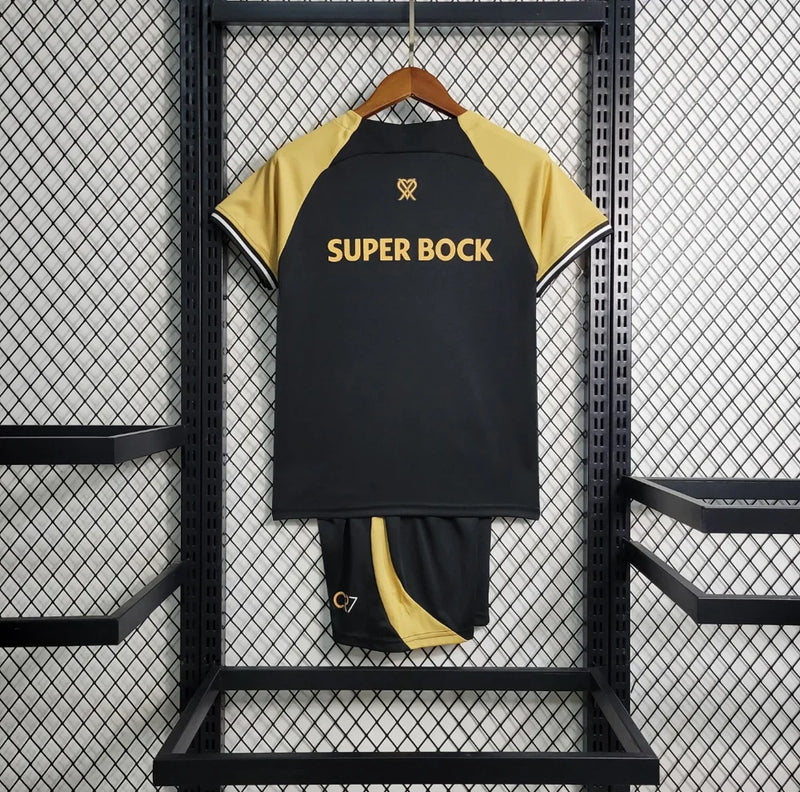 Kit Infantil Sporting lll 23/24 Edição Especial CR7 - Preto e Bege